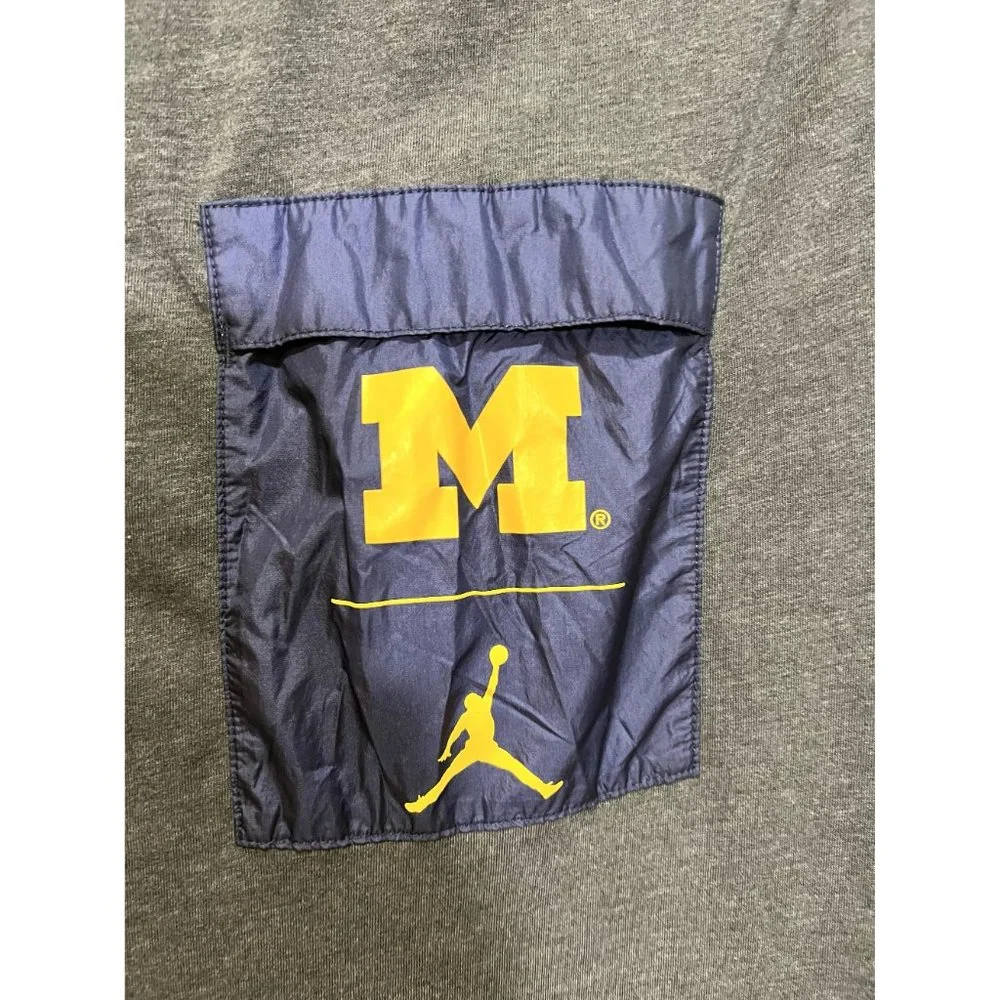 Jordan Brand Michigan Wolverines Mens Large Charcoal Grey Pocket T-Shirt NCAA‎